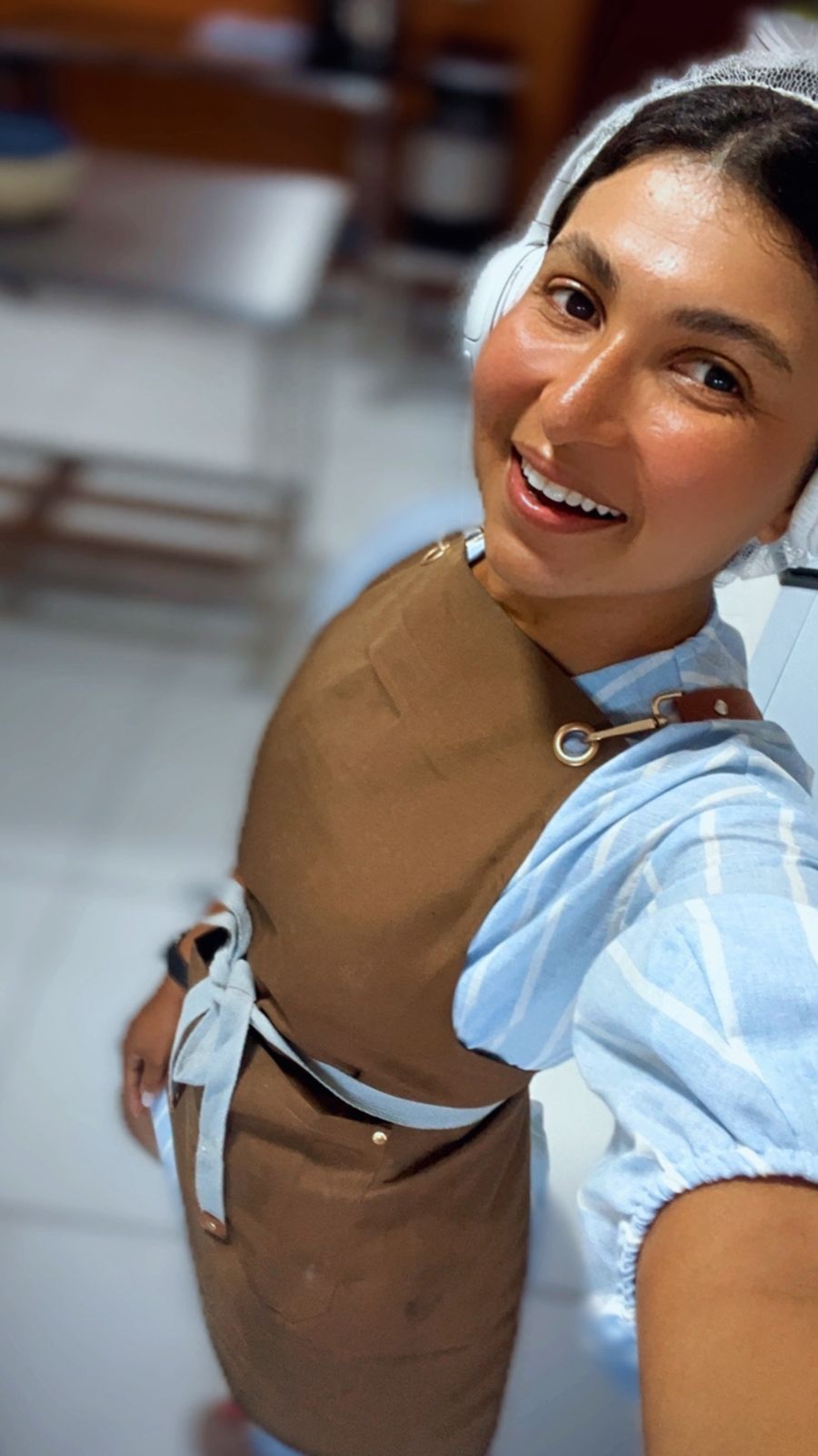 Sara Serra dos Santos, fundadora da Padoca da Sara, sorrindo no espaço de produção